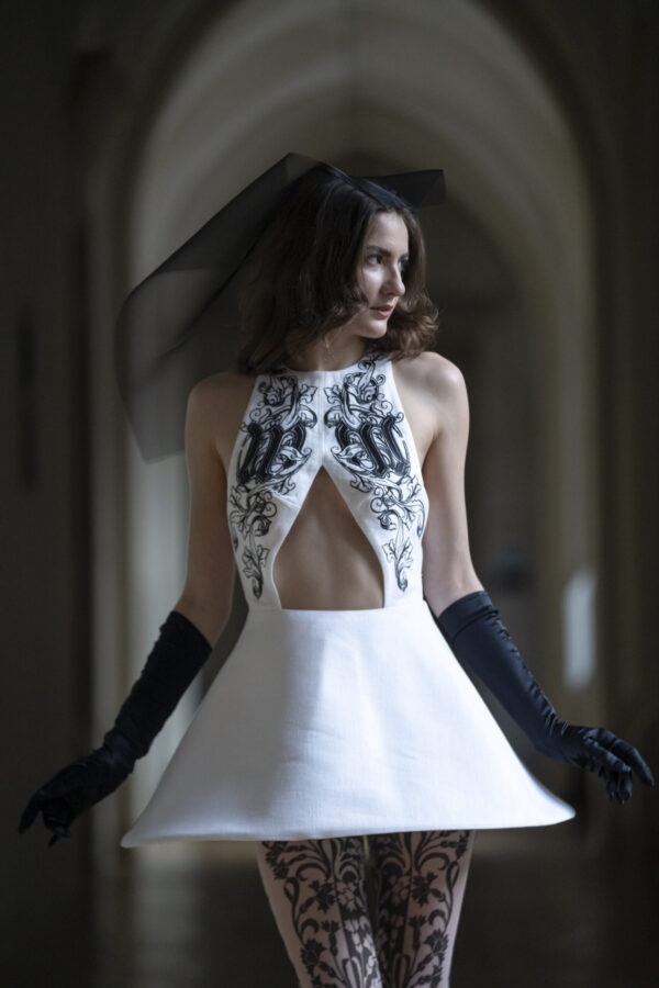 Sukienka lniana biała z haftem