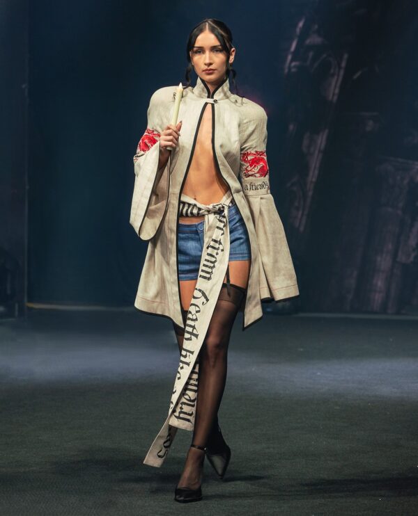 Tunika lniana damska beżowa z haftem, pas lniany beżowy z nadrukiem i szorty lniane damskie niebieskie