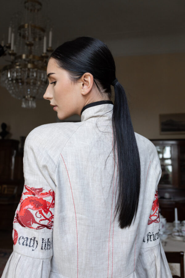 Tunika lniana damska beżowa z haftem, pas lniany beżowy z nadrukiem i szorty lniane damskie niebieskie