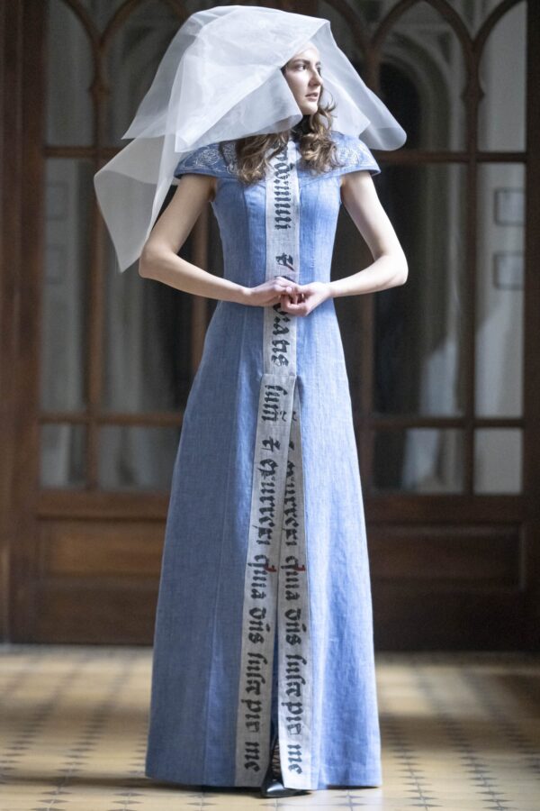 Sukienka lniana niebieska z haftem