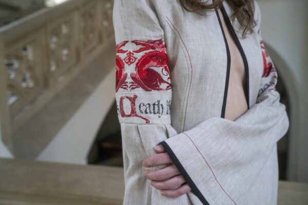 Tunika lniana damska beżowa z haftem, pas lniany beżowy z nadrukiem i szorty lniane damskie niebieskie