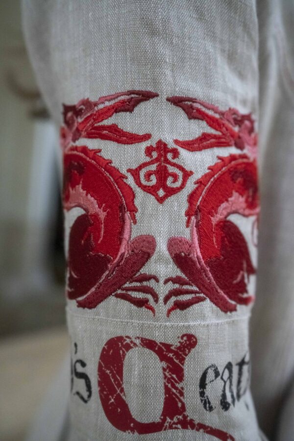 Tunika lniana damska beżowa z haftem, pas lniany beżowy z nadrukiem i szorty lniane damskie niebieskie